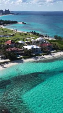 Nassau Bahamalar 'daki Cennet Adası' ndaki Arawak Sahili. Plaj manzarası. Şehir merkezinde. Seyahat güzergahı. Nassau Bahama 'daki Cennet Adası' ndaki Arawak Plajı. Doğa Deniz Burnu.