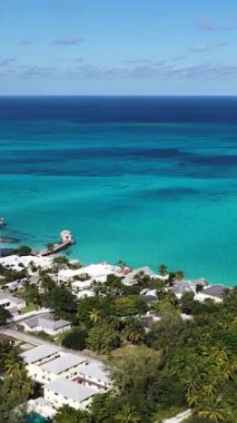 New Providence Bahamalar 'daki Nassau' da Cable Beach. Karayip silueti. Plaj manzarası. Highrise Binaları. Nassau 'daki Cable Beach New Providence Bahamas' da. Doğa Arkaplanı.