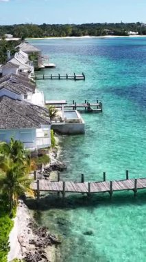 New Providence Bahamalar 'daki Nassau' da Clifton Körfezi. Karayip silueti. Plaj manzarası. Highrise Binaları. New Providence Bahamalar 'da, Nassau' daki Clifton Körfezi. Doğa Arkaplanı.