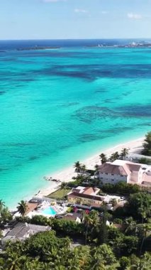 New Providence Bahamalar 'daki Nassau' da Cable Beach. Plaj manzarası. Şehir merkezinde. Seyahat güzergahı. Nassau 'daki Cable Beach New Providence Bahamas' da. Doğa Deniz Burnu.