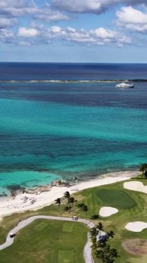 New Providence Bahamalar 'daki Paradise Island Skyline at Nassau. Karayip silueti. Plaj manzarası. Highrise Binaları. Nassau 'daki Paradise Island Skyline New Providence Bahamas' da. Doğa Arkaplanı.