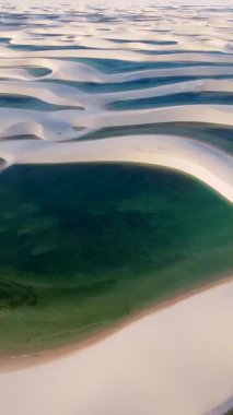 Brezilya 'nın yağmur suyu gölleri ve kum tepelerinin havadan görünüşü. Lencois Maranhens Maranhao. Uluslararası seyahat yerleri.