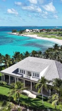 Nassau Bahama 'daki Cennet Adası' nda lahana kumsalı. Plaj manzarası. Şehir merkezinde. Seyahat güzergahı. Nassau Bahama 'daki Cennet Adası' ndaki lahana plajı. Doğa Deniz Burnu.