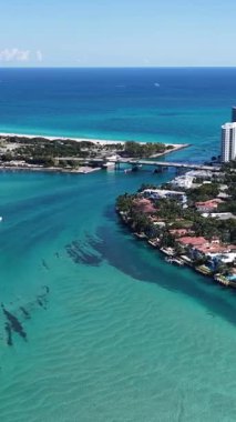 Sunny Isles Skyline, Florida 'daki Sunny Isles Sahili' nde. Manzaralı Yükseliş Binaları. Güzel Skyline. Büyük Şehir Manzarası. Florida 'daki Sunny Isles Sahili' nde Sunny Isles Skyline. Şehir Plajı.
