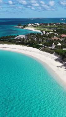 Nassau Bahama 'daki Cennet Adası' nda lahana kumsalı. Plaj manzarası. Liman Koyu Sahnesi. Şehir merkezinde. Nassau Bahama 'daki Cennet Adası' ndaki lahana plajı. İnanılmaz Karayip Denizi.