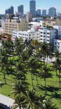 Florida 'daki Miami Beach' te Ocean Drive. Manzaralı Yükseliş Binaları. Güzel Skyline. Büyük Şehir Manzarası. Florida 'daki Miami Beach' te Ocean Drive. Şehir Plajı.
