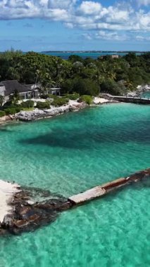 Bahamalar New Providence Bahamalar 'da Nassau' da Skyline. Plaj manzarası. Liman Koyu Sahnesi. Şehir merkezinde. Bahamalar Nassau 'da, Bahamalar' da, Bahamalar 'da. İnanılmaz Karayip Denizi.