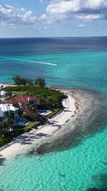 New Providence Bahamalar 'daki Nassau' da kaçakçılar plajı. Karayip silueti. Plaj manzarası. Highrise Binaları. New Providence Bahamalar 'da Nassau' da kaçakçılar plajı. Doğa Arkaplanı.