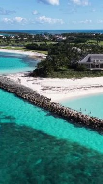 Nassau Bahama 'daki Cennet Adası' nda lahana kumsalı. Karayip Sahili. Tropik Manzara. Çarpıcı Yükseliş Binaları. Nassau Bahama 'daki Cennet Adası' ndaki lahana plajı. Yaz Seyahati.