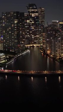 Miami 'deki Brickell Körfezi Amerika Birleşik Devletleri' nde. Aydınlanmış Şehir. Gece Şehir Manzarası. Şehir merkezinde. Miami 'deki Brickell Körfezi Amerika Birleşik Devletleri' nde. İnanılmaz Şehir Manzarası.