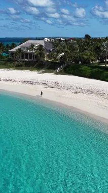 Nassau Bahama 'daki Cennet Adası' nda lahana kumsalı. Karayip silueti. Plaj manzarası. Highrise Binaları. Nassau Bahama 'daki Cennet Adası' ndaki lahana plajı. Doğa Arkaplanı.