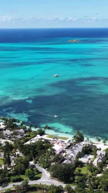 New Providence Bahamalar 'da, Nassau' da Jaws Plajı. Deniz Burnu Skyline. Şehir merkezi manzarası. Yaz Gezisi. New Providence Bahamalar 'da, Nassau' da Jaws Plajı. Yükseklik Binaları.