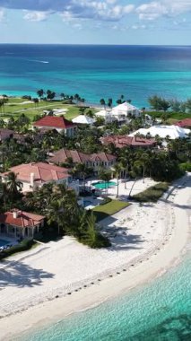 Nassau Bahamalar 'daki Cennet Adası' nda Kaçakçılar Plajı. Karayip Sahili. Tropik Manzara. Çarpıcı Yükseliş Binaları. Nassau Bahamalar 'daki Cennet Adası' nda Kaçakçılar Plajı. Yaz Seyahati.
