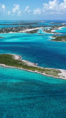 Staniel Cay Black Point Bahamalar 'daki Exuma Adaları' nda. Plaj manzarası. Mavi Suluboya 'nın tonları. Seyahat güzergahı. Kara Nokta Bahamalar 'daki Exuma Adalarındaki Staniel Cay. Doğa Deniz Burnu.