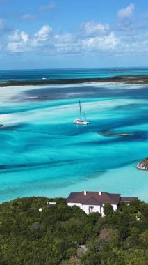 Exuma Skyline, Black Point Bahamalar 'da Exuma' da. Deniz Burnu Skyline. Mavi peyzajın gölgeleri. Yaz Gezisi. Exuma Skyline In Exuma In Black Point Bahamas. Yükseklik Binaları.