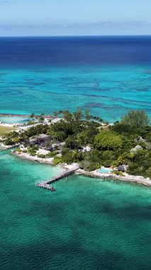 Bahamalar New Providence Bahamalar 'da Nassau' da Skyline. Plaj manzarası. Liman Koyu Sahnesi. Şehir merkezinde. Bahamalar Nassau 'da, Bahamalar' da, Bahamalar 'da. İnanılmaz Karayip Denizi.