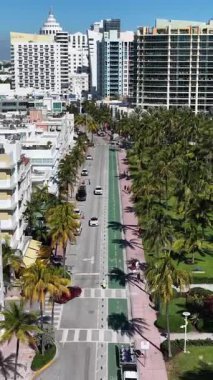 Florida 'daki Miami Beach' te Ocean Drive. Manzaralı Yükseliş Binaları. Güzel Skyline. Büyük Şehir Manzarası. Florida 'daki Miami Beach' te Ocean Drive. Şehir Plajı.