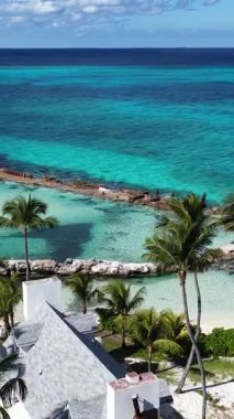 New Providence Bahamalar 'daki Nassau' da Clifton Körfezi. Deniz Burnu Skyline. Şehir merkezi manzarası. Yaz Gezisi. New Providence Bahamalar 'da, Nassau' daki Clifton Körfezi. Yükseklik Binaları.