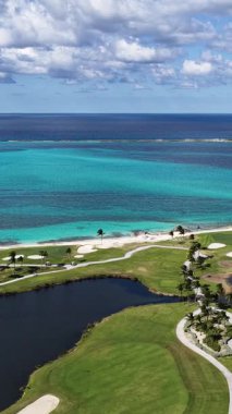 Nassau Bahama 'daki Cennet Adası' ndaki Cove Plajı. Çarpıcı şehir manzarası. Plaj manzarası. Highrise Binaları. Nassau Bahama 'daki Cennet Adası' ndaki Cove Plajı. Karayip Arkaplanı.