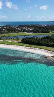 New Providence Bahamalar 'daki Paradise Island Skyline at Nassau. Deniz Burnu Skyline. Şehir merkezi manzarası. Yaz Gezisi. Nassau 'daki Paradise Island Skyline New Providence Bahamas' da. Yükseklik Binaları.
