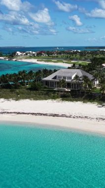 Nassau Bahama 'daki Cennet Adası' nda lahana kumsalı. Plaj manzarası. Liman Koyu Sahnesi. Şehir merkezinde. Nassau Bahama 'daki Cennet Adası' ndaki lahana plajı. İnanılmaz Karayip Denizi.