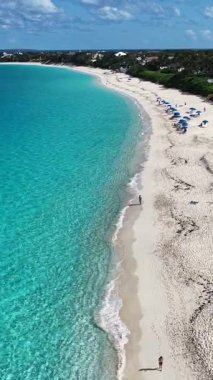 Nassau Bahama 'daki Cennet Adası' nda lahana kumsalı. Karayip silueti. Plaj manzarası. Highrise Binaları. Nassau Bahama 'daki Cennet Adası' ndaki lahana plajı. Doğa Arkaplanı.