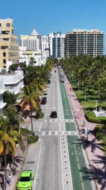 Florida 'daki Miami Beach' te Ocean Drive. Manzaralı Yükseliş Binaları. Güzel Skyline. Büyük Şehir Manzarası. Florida 'daki Miami Beach' te Ocean Drive. Şehir Plajı.