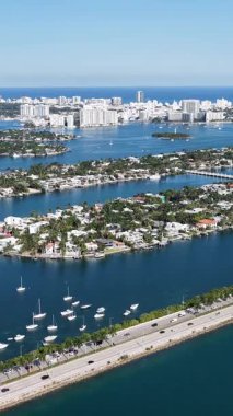 Biscayne Körfezi, Florida 'daki Miami Beach' te. Deniz Burnu Skyline. Şehir merkezi manzarası. Yaz Gezisi. Biscayne Körfezi, Florida 'daki Miami Beach' te. Yükseklik Binaları.