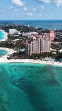New Providence Bahamalar 'daki Paradise Island Skyline at Nassau. Karayip Sahili. Tropik Manzara. Çarpıcı Yükseliş Binaları. Nassau 'daki Paradise Island Skyline New Providence Bahamas' da. Yaz Seyahati.