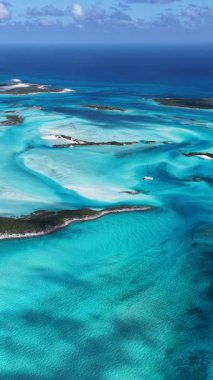 Exuma Skyline, Black Point Bahamalar 'da Exuma' da. Deniz Burnu Skyline. Mavi peyzajın gölgeleri. Yaz Gezisi. Exuma Skyline In Exuma In Black Point Bahamas. Yükseklik Binaları.