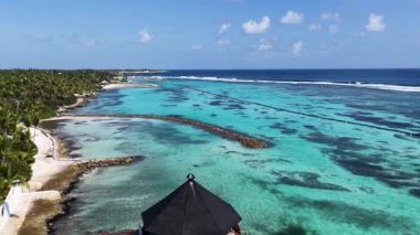 Playa Blanca Plajı Punta Cana 'da La Altagracia Dominik Cumhuriyeti' nde. Paradisiac Peyzaj. Sahildeki Resorts 'ta. Seyahat belgesi. Playa Blanca Plajı Punta Cana Dominik Cumhuriyeti.