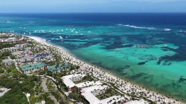 La Altagracia Dominik Cumhuriyeti 'ndeki Punta Cana' da Turkuaz Plajı. Plaj manzarası. Şehir merkezinde. Seyahat güzergahı. Punta Cana 'daki Turkuaz Plajı La Altagracia Dominik Cumhuriyeti.