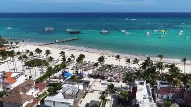 La Altagracia Dominik Cumhuriyeti 'ndeki Punta Cana' da Bavaro Plajı. Paradisiac Peyzaj. Sahildeki Resorts 'ta. Seyahat belgesi. Punta Cana 'daki Bavaro Plajı La Altagracia Dominik Cumhuriyeti.