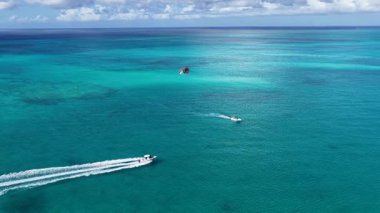 Turks ve Caicos 'taki Tedarik Bölümü' nde Parasailing. Idyllic Plajı. Doğa manzarası. Sucul sporu. Turks and Caicos 'taki Parasailing. Sucul Spor Manzarası.