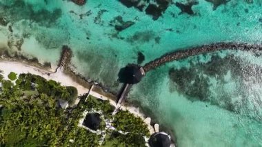 Playa Blanca Plajı Punta Cana 'da La Altagracia Dominik Cumhuriyeti' nde. Plaj manzarası. Şehir merkezinde. Seyahat güzergahı. Playa Blanca Plajı Punta Cana 'da La Altagracia Dominik Cumhuriyeti.