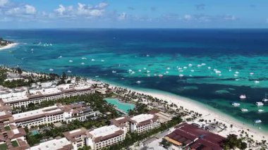 La Altagracia Dominik Cumhuriyeti 'ndeki Punta Cana' da Turkuaz Plajı. Plaj manzarası. Şehir merkezinde. Seyahat güzergahı. Punta Cana 'daki Turkuaz Plajı La Altagracia Dominik Cumhuriyeti.