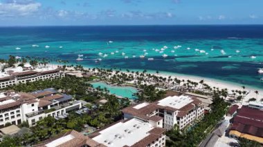 La Altagracia Dominik Cumhuriyeti 'ndeki Punta Cana' da Turkuaz Plajı. Plaj manzarası. Şehir merkezinde. Seyahat güzergahı. Punta Cana 'daki Turkuaz Plajı La Altagracia Dominik Cumhuriyeti.