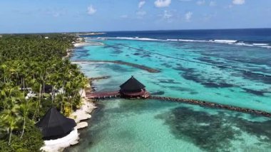 Playa Blanca Plajı Punta Cana 'da La Altagracia Dominik Cumhuriyeti' nde. Paradisiac Peyzaj. Sahildeki Resorts 'ta. Seyahat belgesi. Playa Blanca Plajı Punta Cana Dominik Cumhuriyeti.