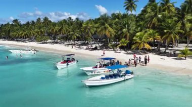 La Altagracia Dominik Cumhuriyeti 'ndeki Punta Cana' da Saona Adası. Plaj manzarası. Mavi Suluboya 'nın tonları. Seyahat güzergahı. Punta Cana 'daki Saona Adası Dominik Cumhuriyeti. Doğa Beyaz Kum Kumsalı.