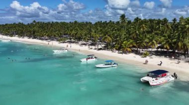 Punta Cana Dominik Cumhuriyeti 'ndeki Saona Adası' ndaki Beyaz Kum Plajı. Plaj manzarası. Mavi Deniz 'in gölgeleri. Seyahat güzergahı. Punta Cana Dominik Cumhuriyeti 'ndeki Saona Adası' ndaki Beyaz Kum Plajı.