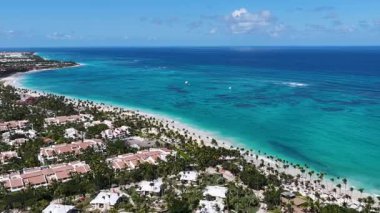 La Altagracia Dominik Cumhuriyeti 'ndeki Punta Cana' da Turkuaz Plajı. Plaj manzarası. Şehir merkezinde. Seyahat güzergahı. Punta Cana 'daki Turkuaz Plajı La Altagracia Dominik Cumhuriyeti.