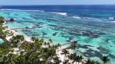 Playa Blanca Plajı Punta Cana 'da La Altagracia Dominik Cumhuriyeti' nde. Paradisiac Peyzaj. Sahildeki Resorts 'ta. Seyahat belgesi. Playa Blanca Plajı Punta Cana Dominik Cumhuriyeti.