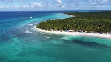 La Altagracia Dominik Cumhuriyeti 'ndeki Punta Cana' da Saona Adası. Plaj manzarası. Mavi Suluboya 'nın tonları. Seyahat güzergahı. Punta Cana 'daki Saona Adası Dominik Cumhuriyeti. Doğa Beyaz Kum Kumsalı.