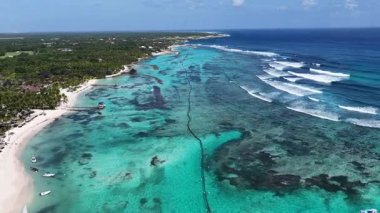 Playa Blanca Plajı Punta Cana 'da La Altagracia Dominik Cumhuriyeti' nde. Paradisiac Peyzaj. Sahildeki Resorts 'ta. Seyahat belgesi. Playa Blanca Plajı Punta Cana Dominik Cumhuriyeti.