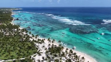 Playa Blanca Plajı Punta Cana 'da La Altagracia Dominik Cumhuriyeti' nde. Plaj manzarası. Şehir merkezinde. Seyahat güzergahı. Playa Blanca Plajı Punta Cana 'da La Altagracia Dominik Cumhuriyeti.