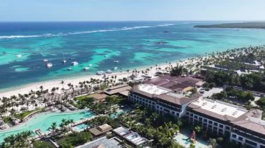 La Altagracia Dominik Cumhuriyeti 'ndeki Punta Cana' da Turkuaz Plajı. Plaj manzarası. Şehir merkezinde. Seyahat güzergahı. Punta Cana 'daki Turkuaz Plajı La Altagracia Dominik Cumhuriyeti.