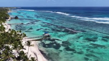 Playa Blanca Plajı Punta Cana 'da La Altagracia Dominik Cumhuriyeti' nde. Paradisiac Peyzaj. Sahildeki Resorts 'ta. Seyahat belgesi. Playa Blanca Plajı Punta Cana Dominik Cumhuriyeti.