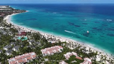 La Altagracia Dominik Cumhuriyeti 'ndeki Punta Cana' da Bavaro Skyline. Paradisiac Peyzaj. Sahildeki Resorts 'ta. Seyahat belgesi. Punta Cana 'daki Bavaro Skyline Dominik Cumhuriyeti.