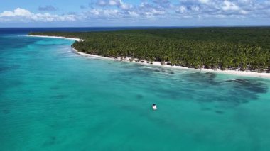 La Altagracia Dominik Cumhuriyeti 'ndeki Punta Cana' da Saona Adası. Plaj manzarası. Mavi Suluboya 'nın tonları. Seyahat güzergahı. Punta Cana 'daki Saona Adası Dominik Cumhuriyeti. Doğa Beyaz Kum Kumsalı.