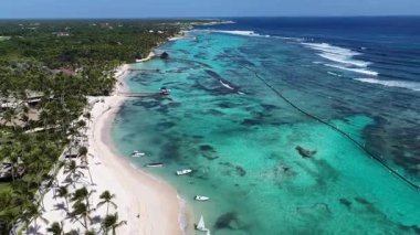 Playa Blanca Plajı Punta Cana 'da La Altagracia Dominik Cumhuriyeti' nde. Plaj manzarası. Şehir merkezinde. Seyahat güzergahı. Playa Blanca Plajı Punta Cana 'da La Altagracia Dominik Cumhuriyeti.